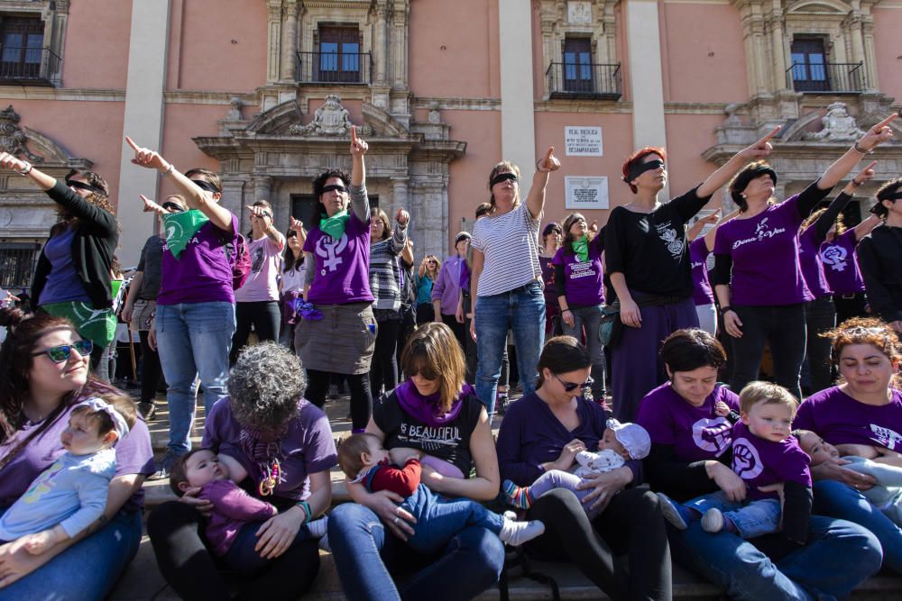 Actividades con motivo del 8M en la plaza de la Virgen