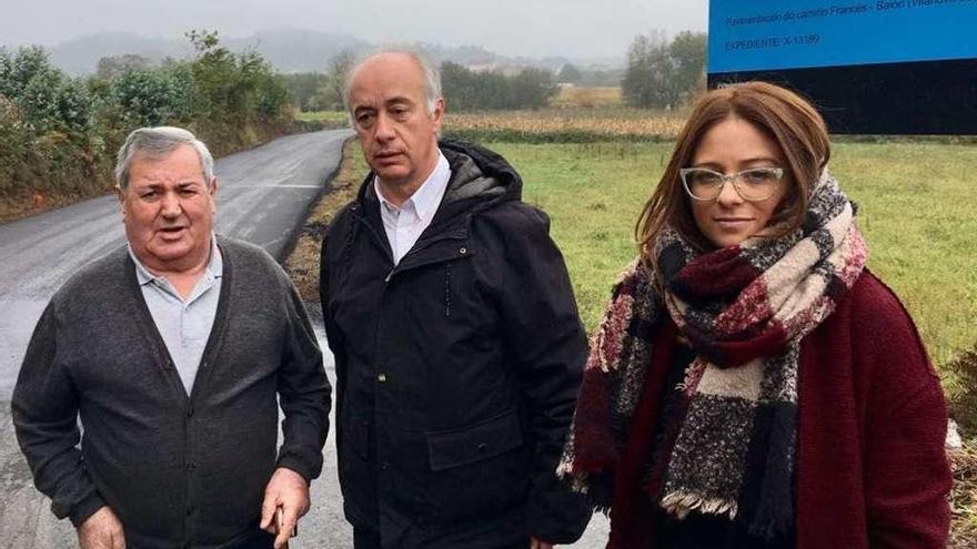 José Luis Novo, Gonzalo Durán y Nuria Morgade, en la zona que cuenta con el nuevo firme. // FdV