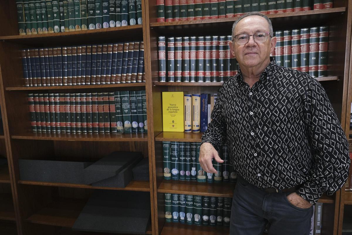 El historiador Juan Francisco Santana Domínguez en una estantería del Archivo Histórico Provincial de Las Palmas.