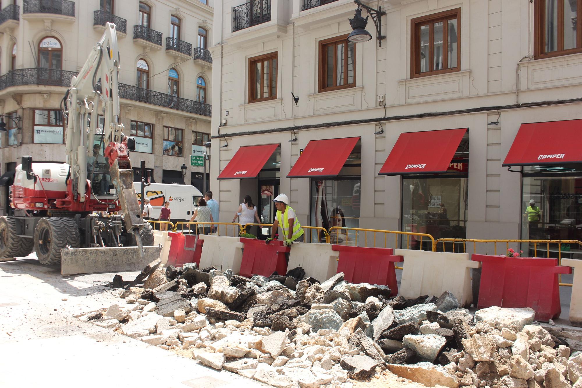 La calle de la Paz levanta el asfalto para su remodelación final