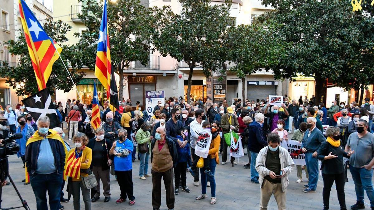 La concentració a la plaça de l&#039;Ajuntament de Figueres ha estat multitudinària.