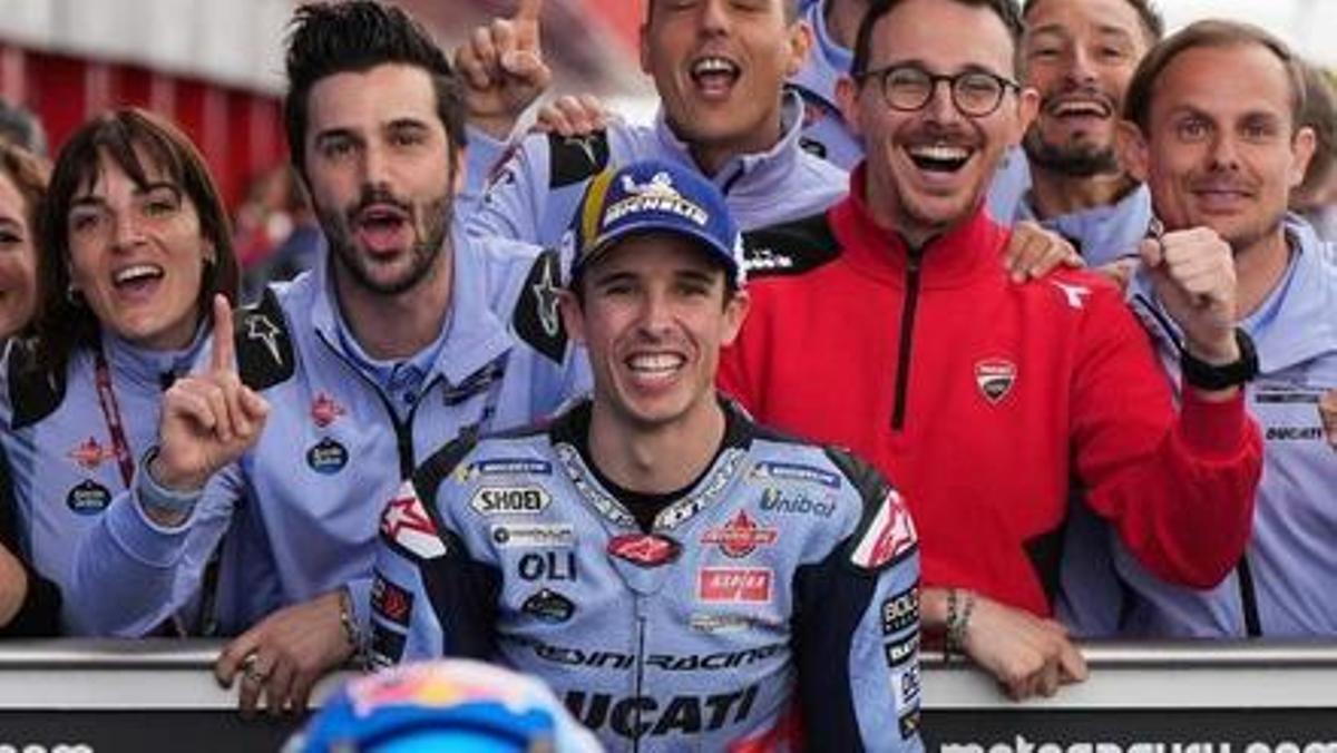 Alex Márquez celebra su podio de ayer, en Argentina, con todo el equipo Gresini Racing.