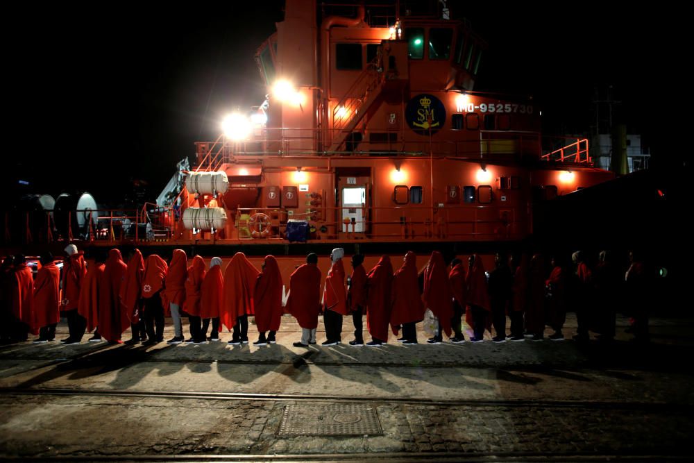 Inmigrantes rescatados en pateras llegan al puerto de Málaga.