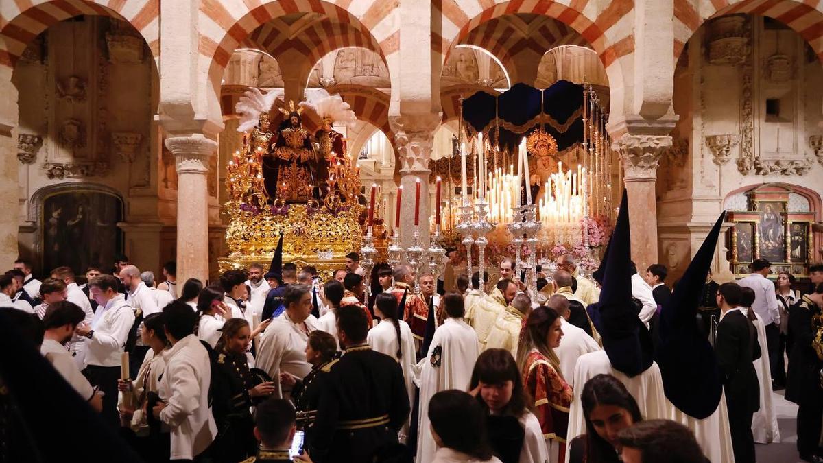 Los titulares de La Estrella, al fondo, tras los hermanos de la hermandad.