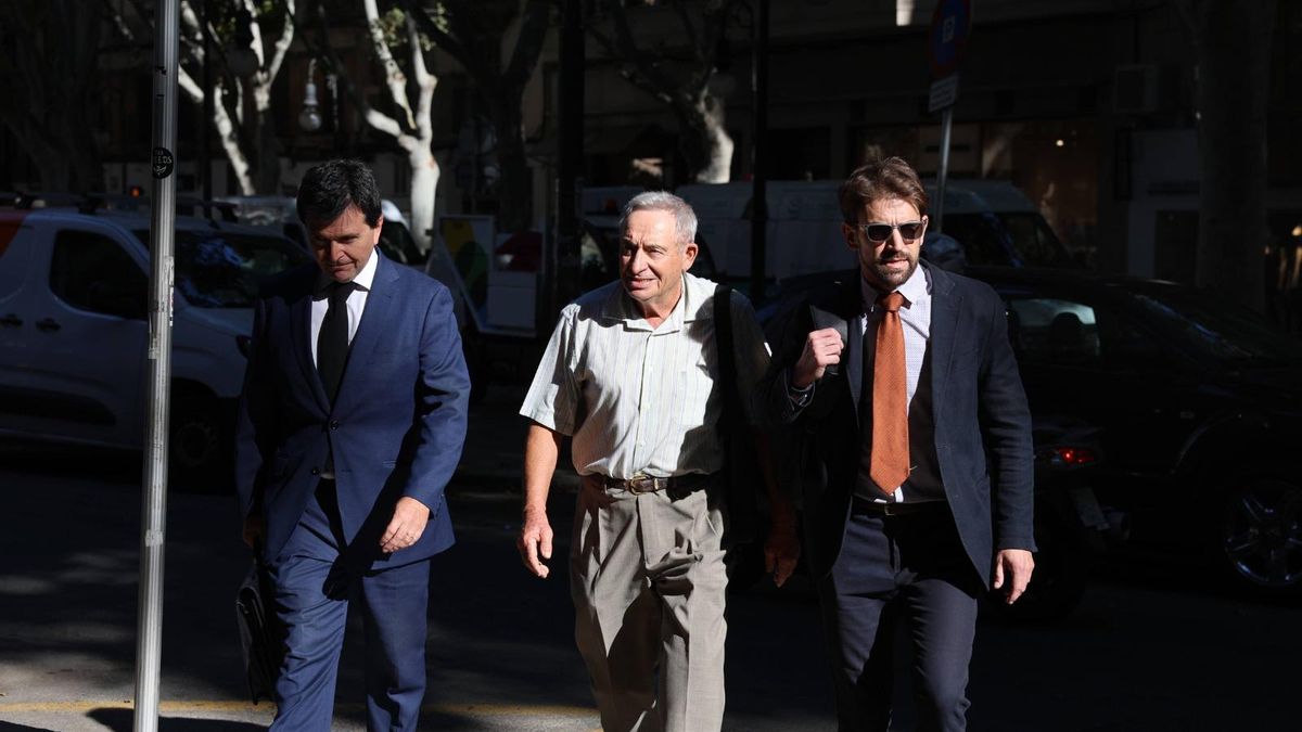 El expárroco de Can Picafort, Pere Barceló, en el centro, llega a la Audiencia de Palma con sus abogados defensores.