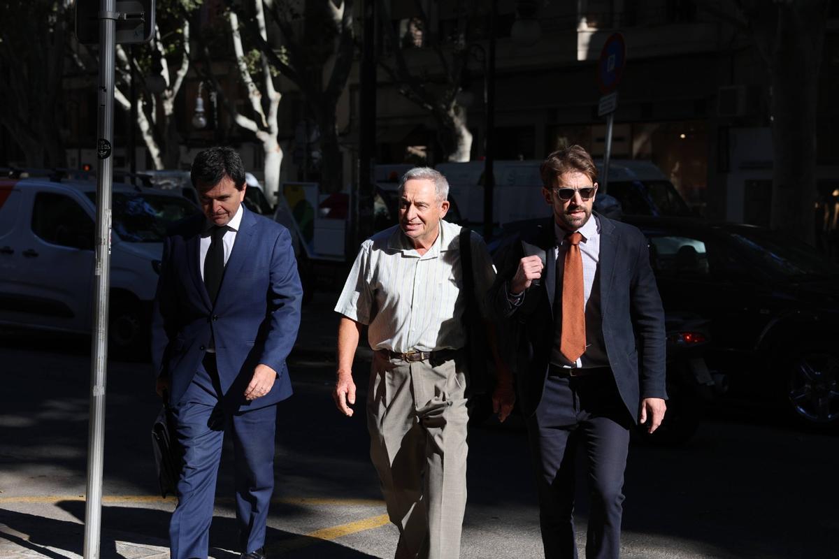 El expárroco de Can Picafort, Pere Barceló, en el centro, llega a la Audiencia de Palma con sus abogados defensores.
