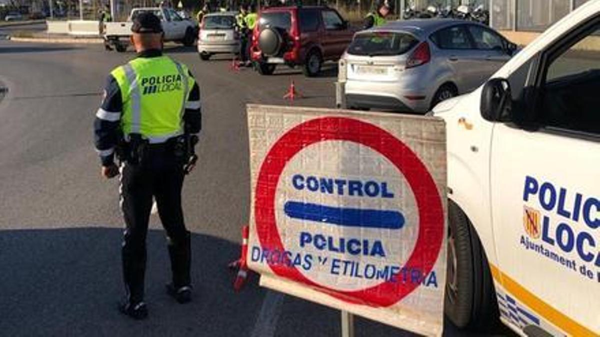 Agentes de la Policía Local de Palma en un control de alcoholemia.