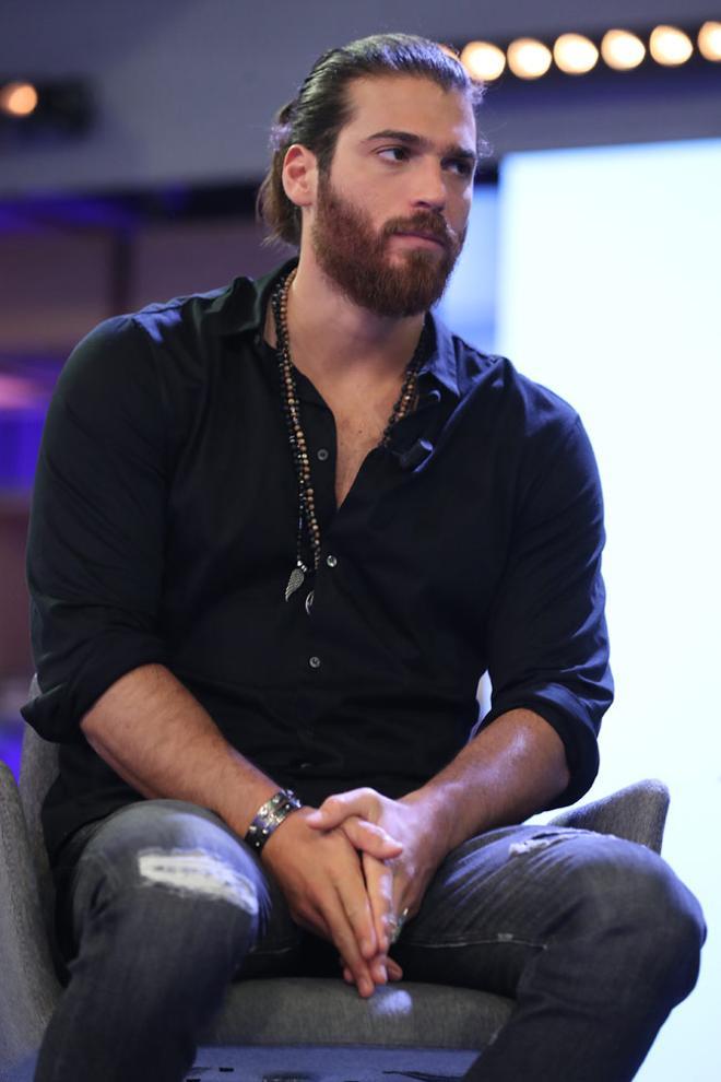Can Yaman es entrevistado en Mediaset