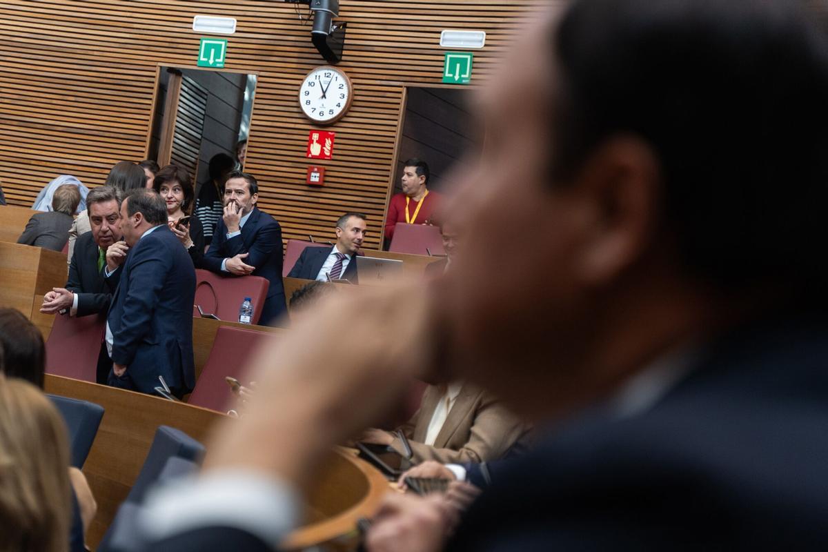 Diputados de Vox durante la investidura de Pérez Llorca.