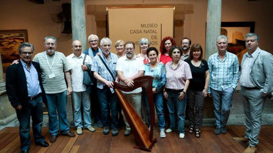 Los participantes en la lectura, ayer, en la Casa Natal de Jovellanos.