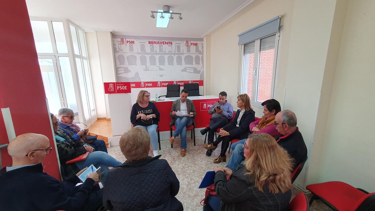 Un momento del encuentro del alcalde y candidato del PSOE, Luciano Huerga, con las asociaciones vecinales.