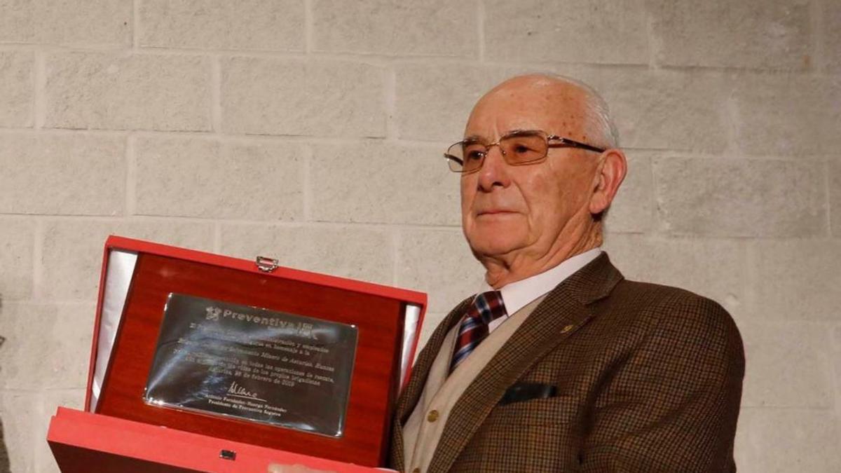 Manuel García García recoge un premio en El Entrego, en nombre de la Brigada de Salvamento Minero, en 2019. | LNE