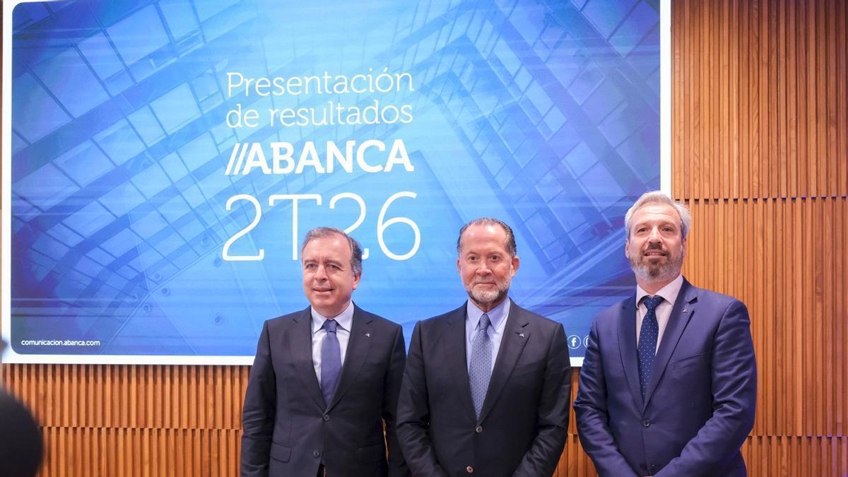 Botas, Escotet y de Francisco, este lunes en Santiago