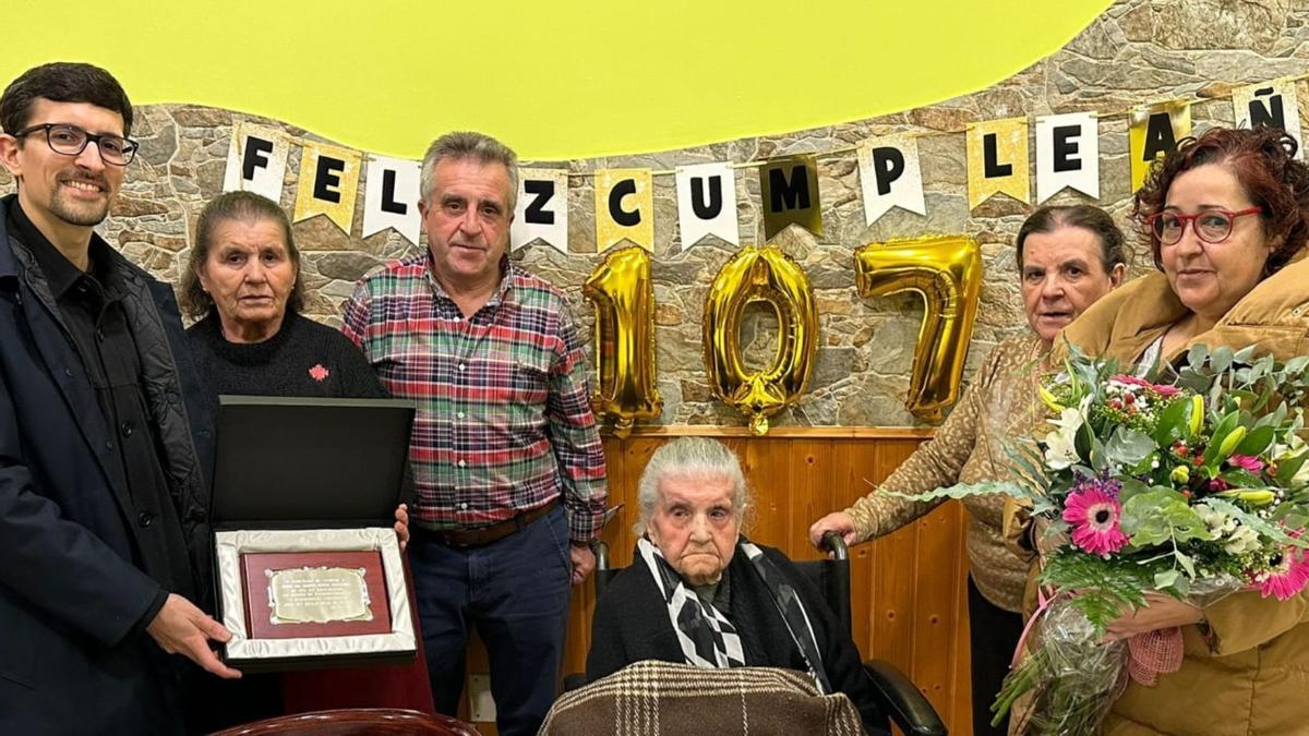Munícipes e familiares felicitan a Carmucha, sentada, polo seu 107 aniversario
