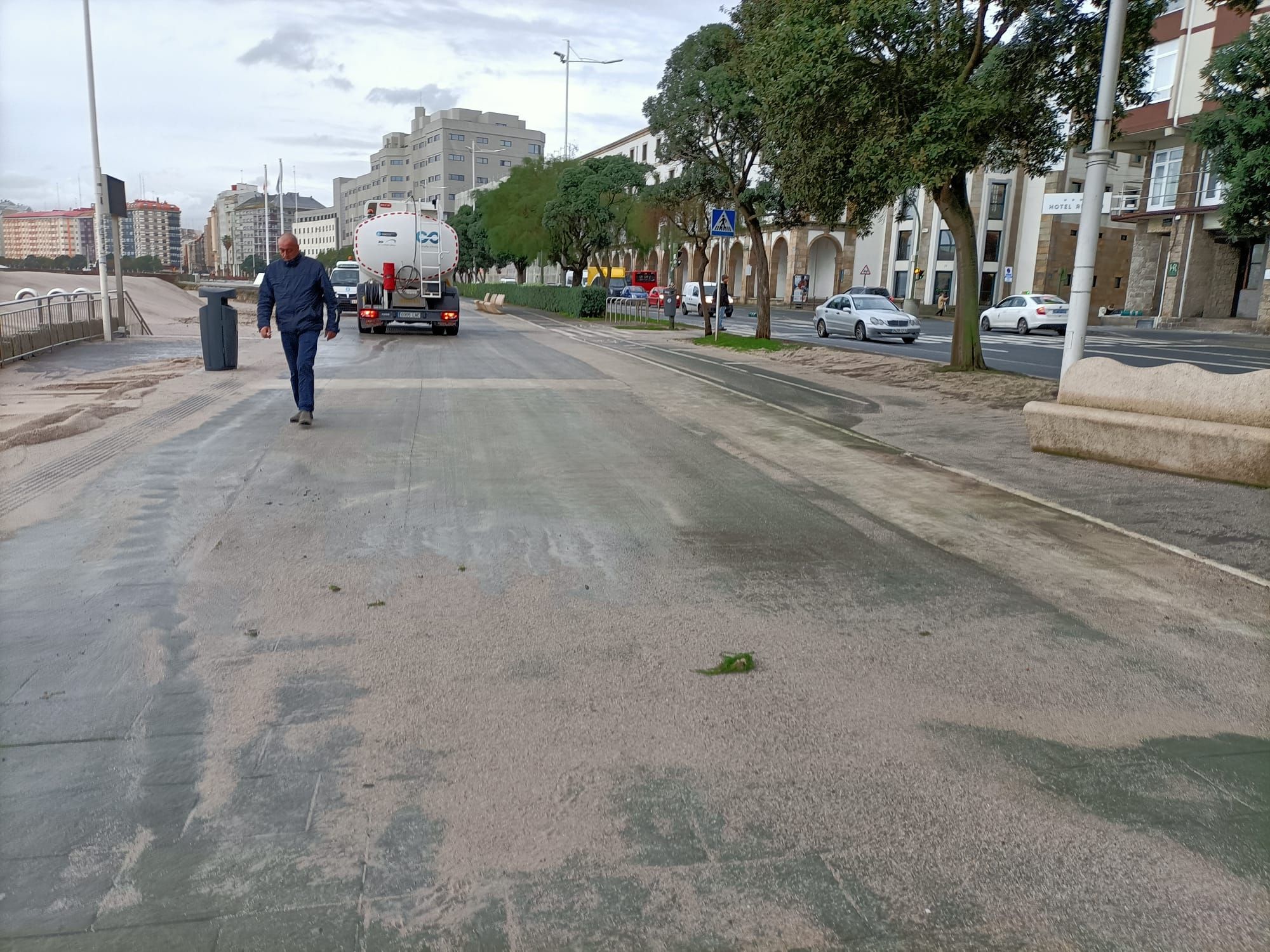 Alerta naranja por oleaje en A Coruña: Olas de 8 metros y arena hasta el paseo marítimo