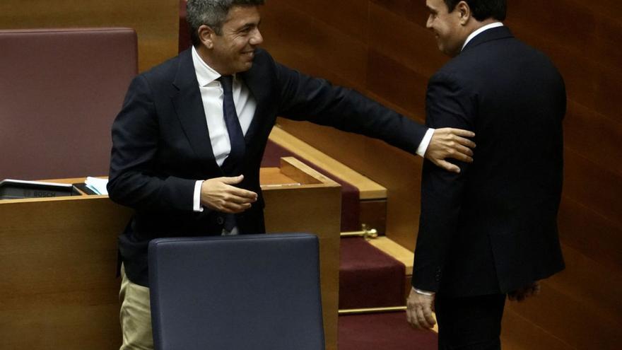 Carlos Mazón felicita Juanfran Pérez Llorca el dia de la investidura d’aquest a les Corts, el 27 de novembre. | EDUARDO MANZANA / EUROPA PRESS