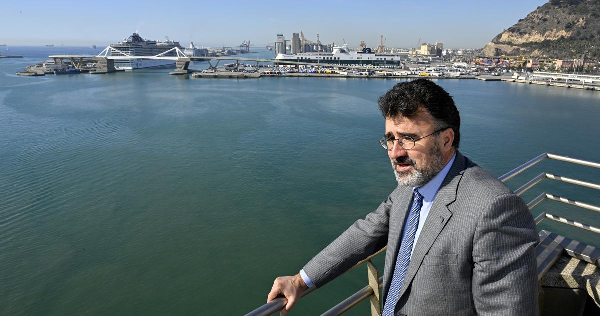 El presidente del Port de Barcelona, Lluís Salvadó, en la azotea del World Trade Center, con el muelle Adossat al fondo.