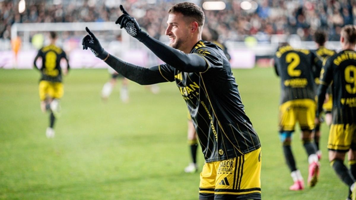 Sinan Bakis celebra el tanto del empate del Real Zaragoza en el descuento del partido ante el Burgos.