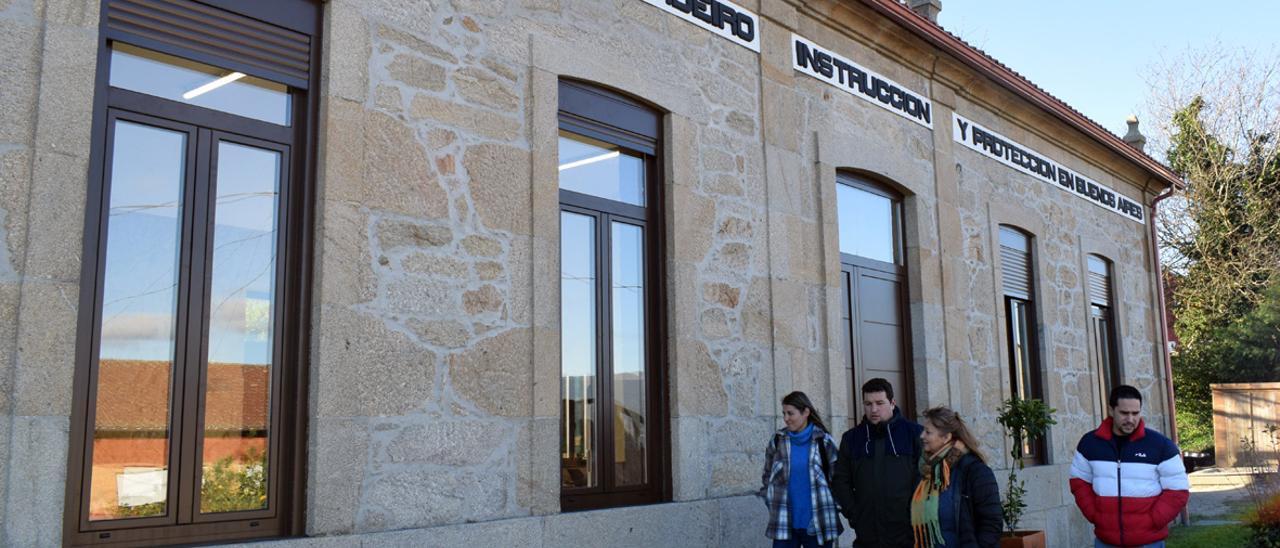 La escuela de Ferreirós, ya con sus nuevas ventanas.