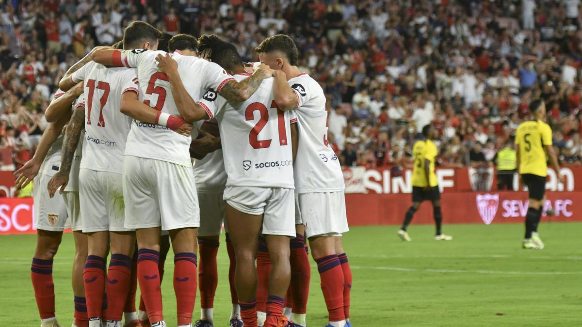 El delantero argentino del Sevilla FC Lucas Ocampos celebra junto a sus compañeros el gol marcado de penalti al Al-Ittihad durante el partido del XIII trofeo Antonio Puerta que se celebra este viernes en el estadio Ramón Sánchez-Pizjuán, en Sevilla.