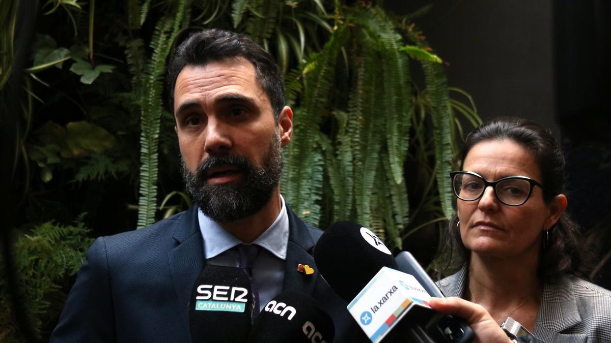 El conseller d'Empresa i Treball, Roger Torrent, i la directora general de l'Agència Catalana de Turisme, Marta Domènech, atenent els mitjans de comunicació.