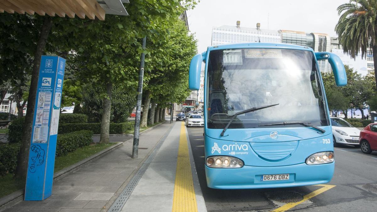 Un autobús metropolitano en la parada de Entrejardines. // Casteleiro/Roller Agencia