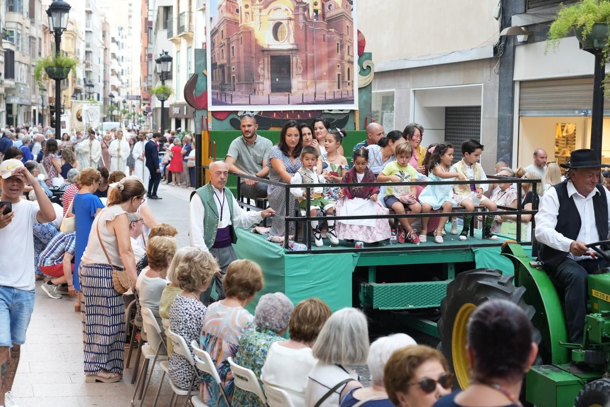 Castelló recibe con honores al Santísimo en la procesión del Corpus Christi