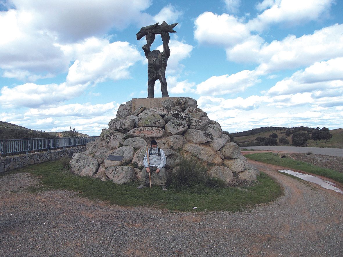 Un peregrino, a los pies de la escultura de Teno en el Calatraveño.