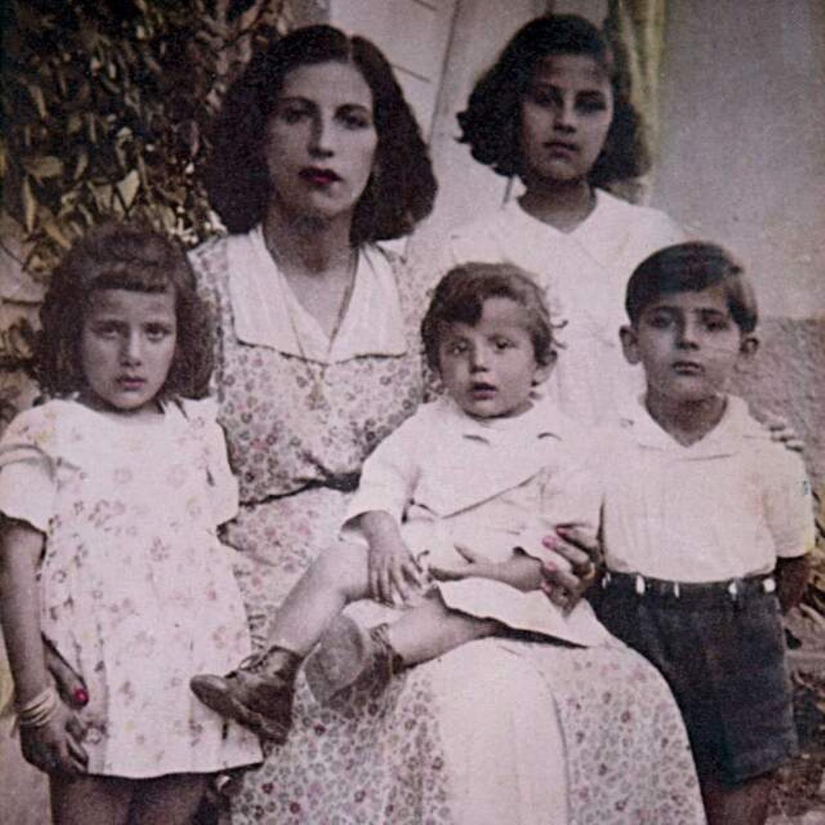 Antonio del Pino en el regazo de su madre y junto a sus hermanos.