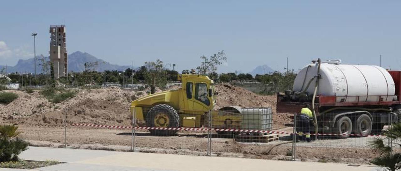 Máquinas y obreros trabajando ayer en el edificio de Creación de Empresas del Parque Científico.