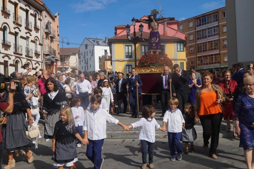 Candás vuelve a vibrar con la procesión del Cristo: así se vivió una de las citas más emblemáticas de la villa