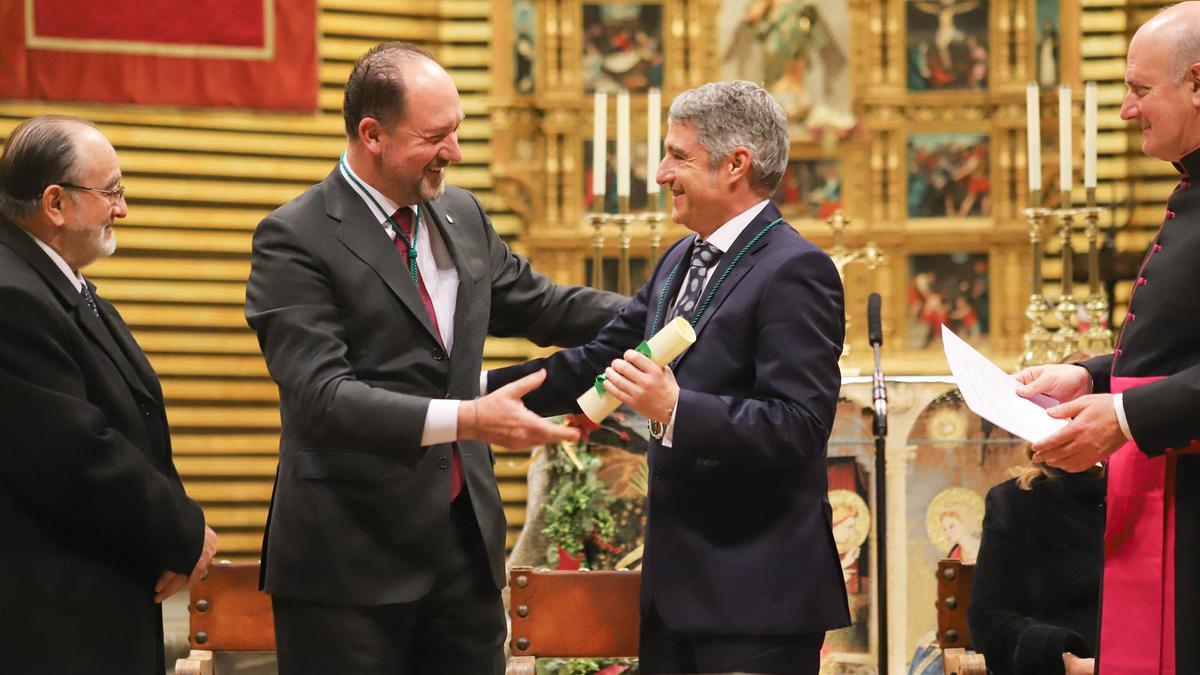 El exalcalde Emilio Bascuñana entrega en 2019 la distinción de la Real Orden de San Antón a José Vegara, presidente de la Asociación de Fiestas de Moros y Cristianos