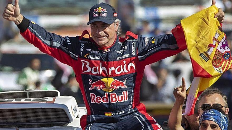 Carlos Sainz celebra su título en el Dakar de 2020.