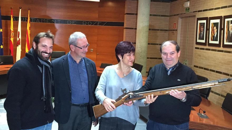 Jordi Marés, a l&#039;esquerra, amb l&#039;alcaldessa i el fusell restaurat.