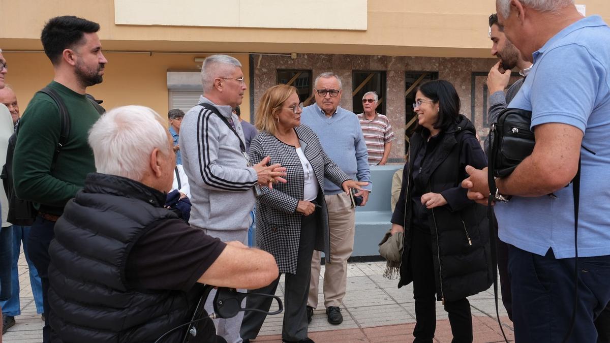La alcaldesa Darias junto a los ediles Héctor Alemán y Carlos Díaz, junto a vecinas y vecinas de Miller Bajo.