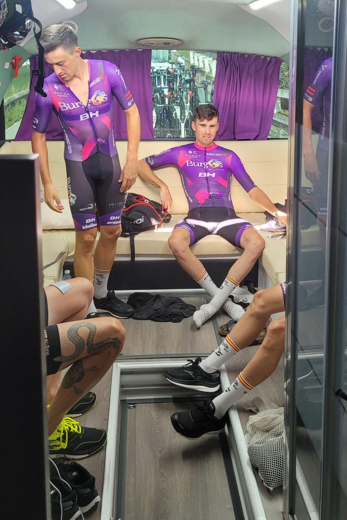 Los corredores del Burgos BH se preparan en el autobús antes del comienzo de la etapa en Pola de Allande