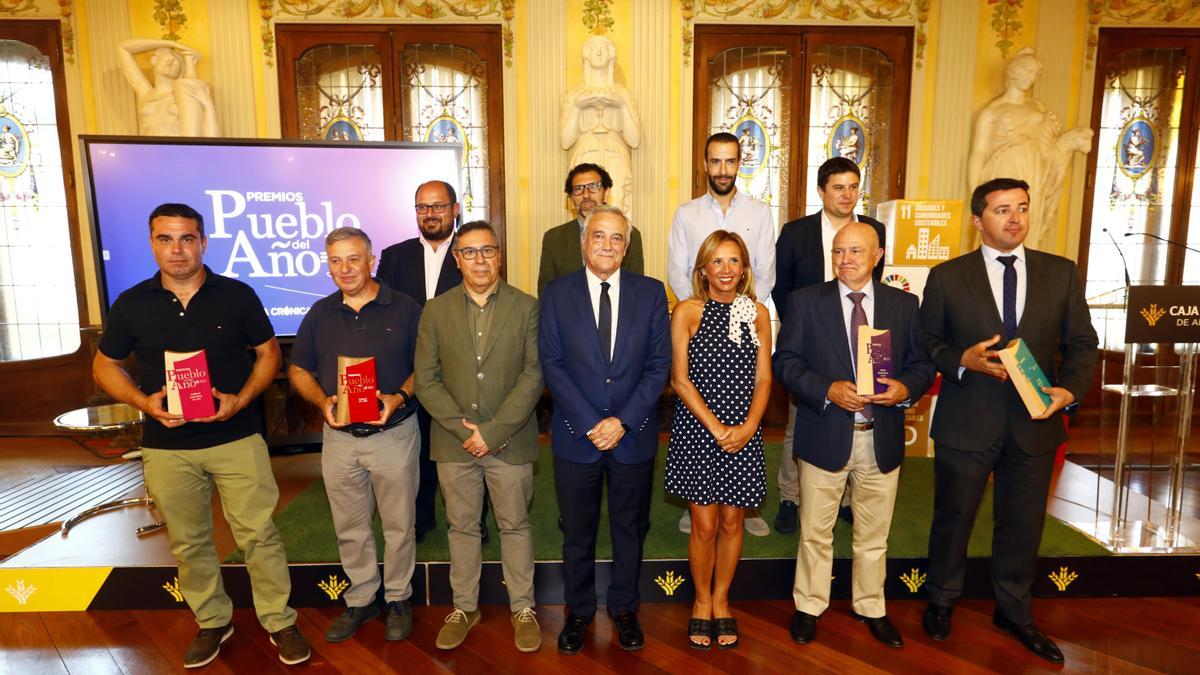 Los alcaldes de los municipios premiados, autoridades y patrocinadores junto a Nicolás Espada y Cristina Sánchez, director y gerente de EL PERIÓDICO DE ARAGÓN.