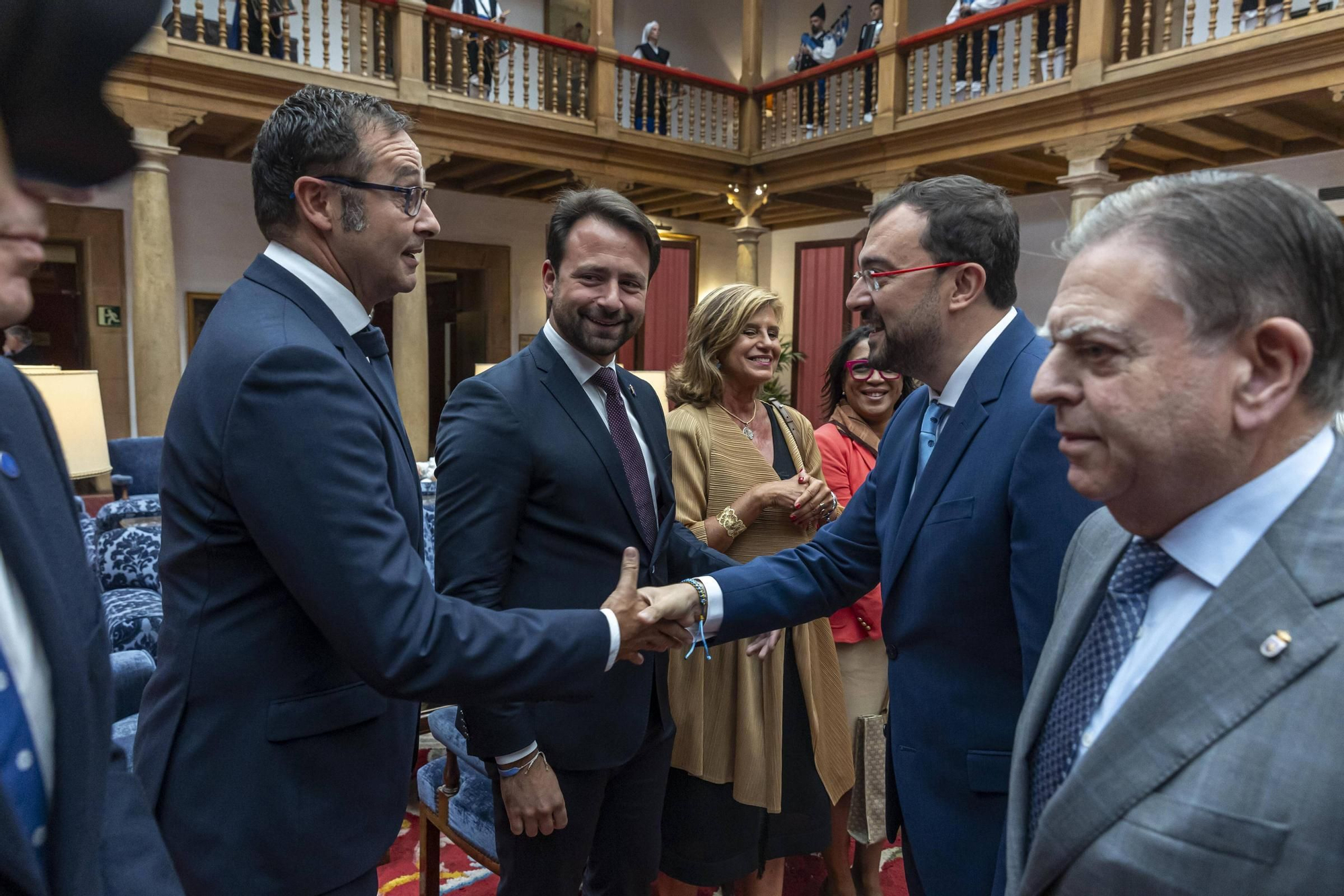 La Asociación Día de Galicia en Asturias entrega su medalla de oro a Adrián Barbón y Carmen Moriyón