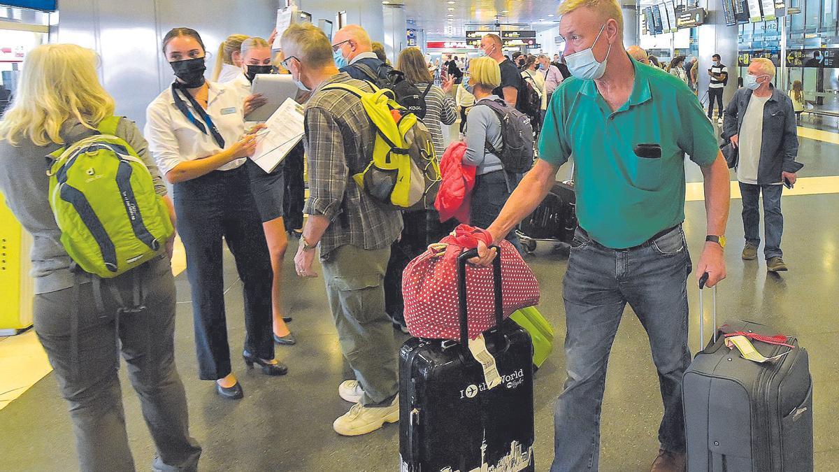 Llegada de turistas al aeropuerto de Gran Canaria.