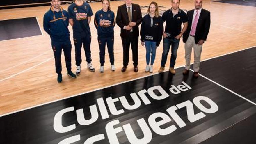 Juan Roig junto a deportistas de su proyecto deportivo.