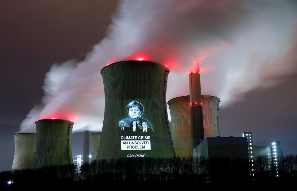 Greenpeace activists project images of German ...