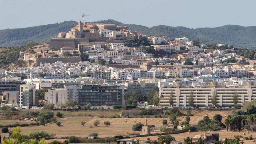 Vista general de la ciudad de Eivissa y su entorno rústico. | VICENT MARÍ