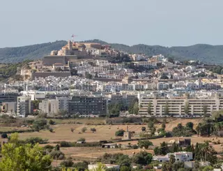 Los ayuntamientos de Ibiza se limitan a decir  por ahora que estudian si permitirán edificar pisos en rústico