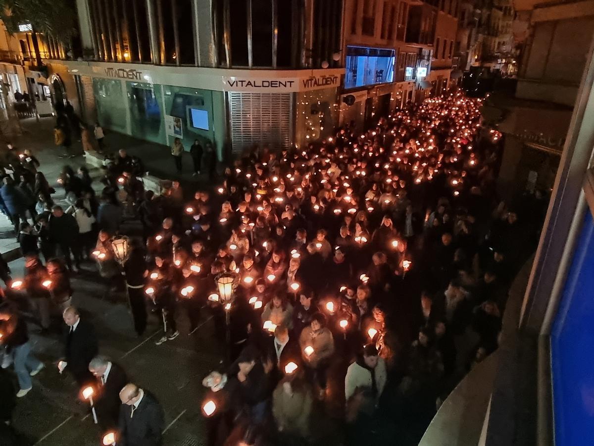 Cientos de personas alumbrando en la Procesión del Silencio.