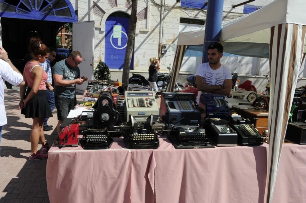 Lo coches antiguos conquistan  el Cuartel de Artillería