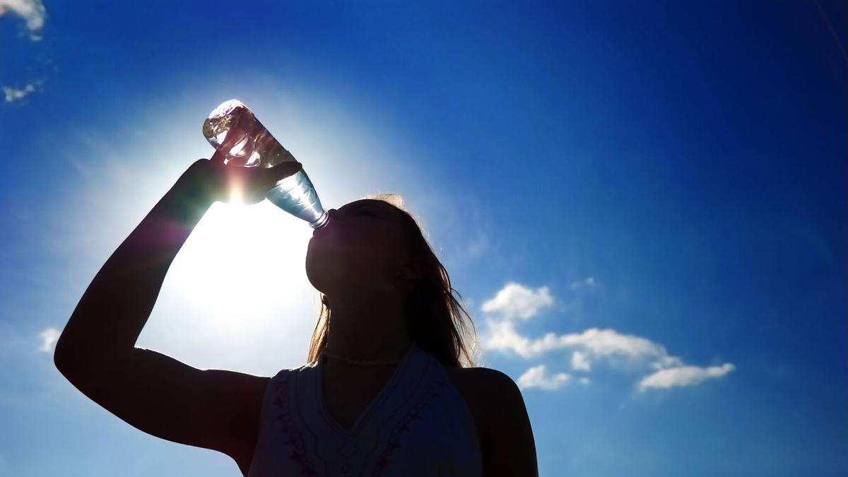 La hidratación es imprescindible para protegerse de las altas temperaturas