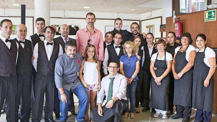 El personal del restaurante &quot; A Centoleira&quot; de Beluso, con el Rey.