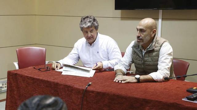Fernando Losada, a la izquierda, y Oliver Suárez, en un acto en la Casa de la Palmera.  | ÁNGEL GONZÁLEZ
