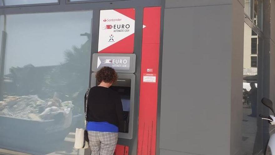 Correos ha instalado un cajero automático en la oficina del Paseo Marítimo de Estepona.