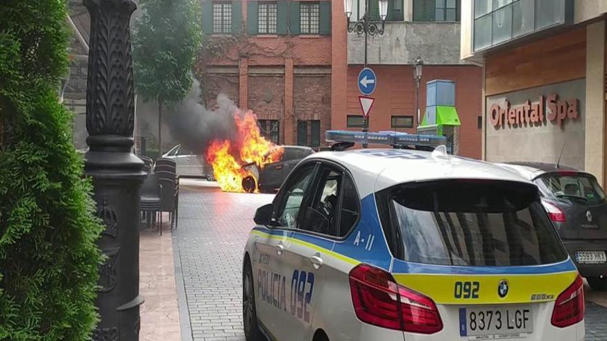 Arde un coche en marcha en pleno centro de Oviedo